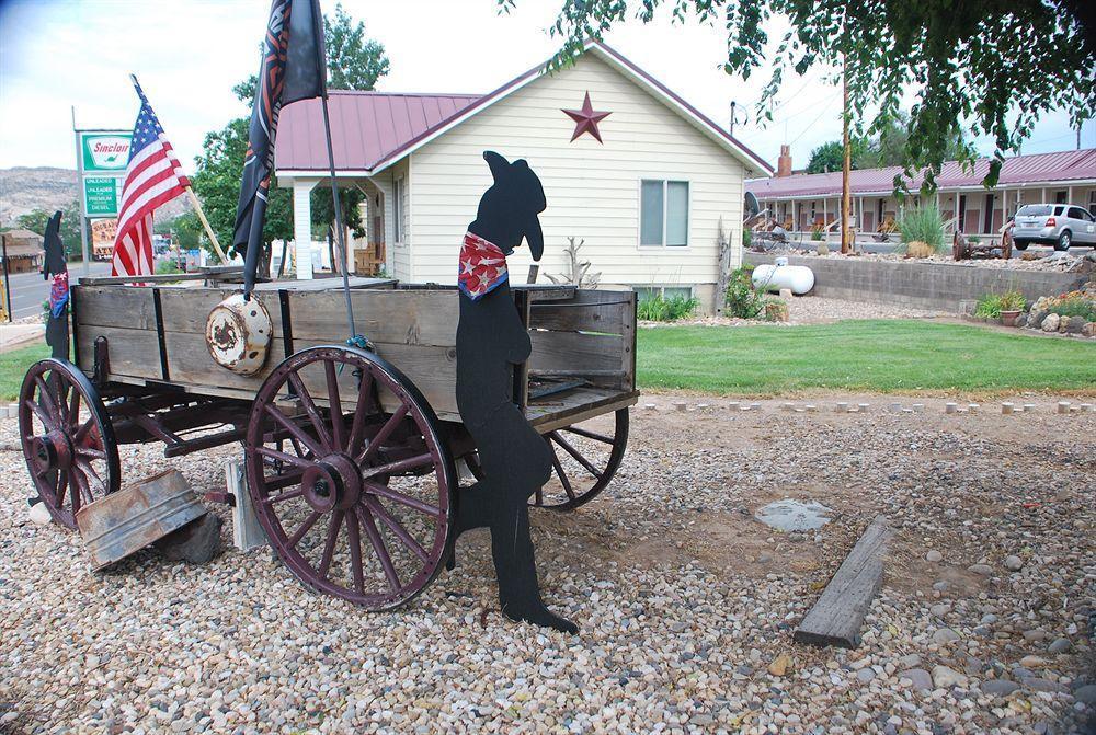 Cowboy Country Inn เอสคาลานเท ภายนอก รูปภาพ